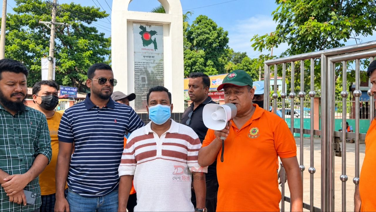 সংবাদ প্রকাশের পর অবশেষে পরিষ্কার হলো সোনারগাঁয়ের বিজয়স্তম্ভ